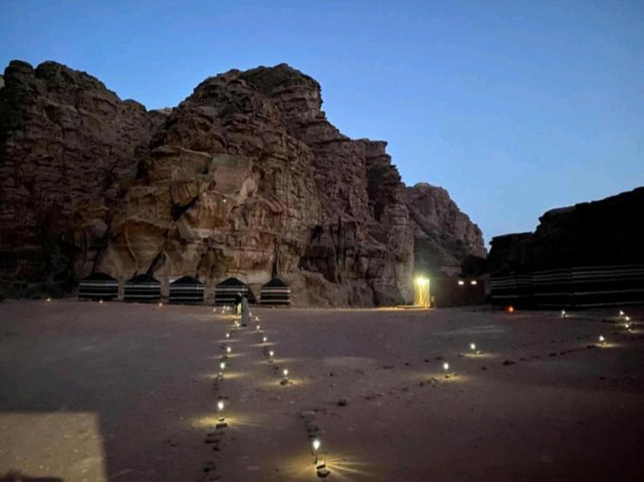 Moon City Camp Bed and Breakfast Wadi Rum Esterno foto