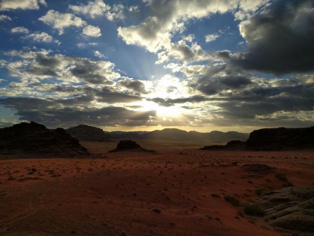 Moon City Camp Bed and Breakfast Wadi Rum Esterno foto